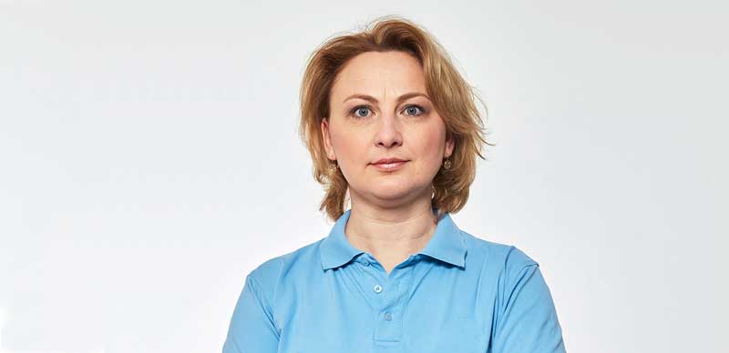 Olga som jobbar på labbet